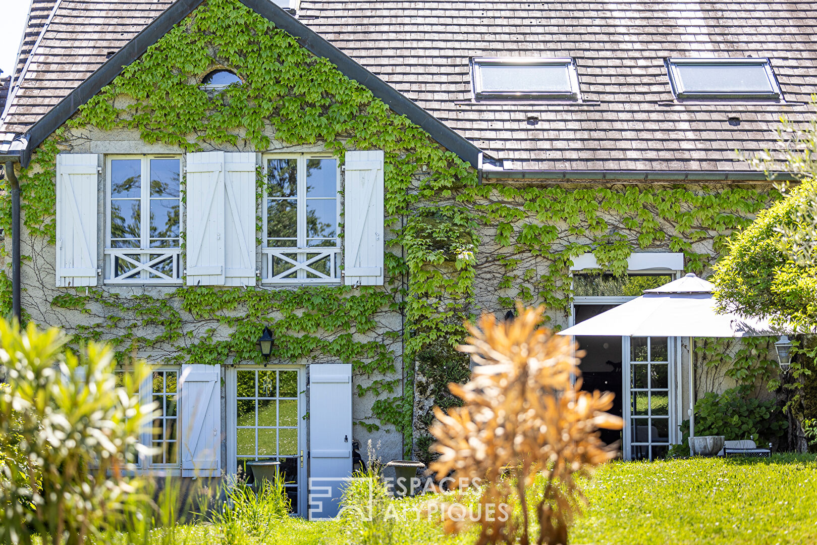 Stone house with swimming pool near Château-Chalon