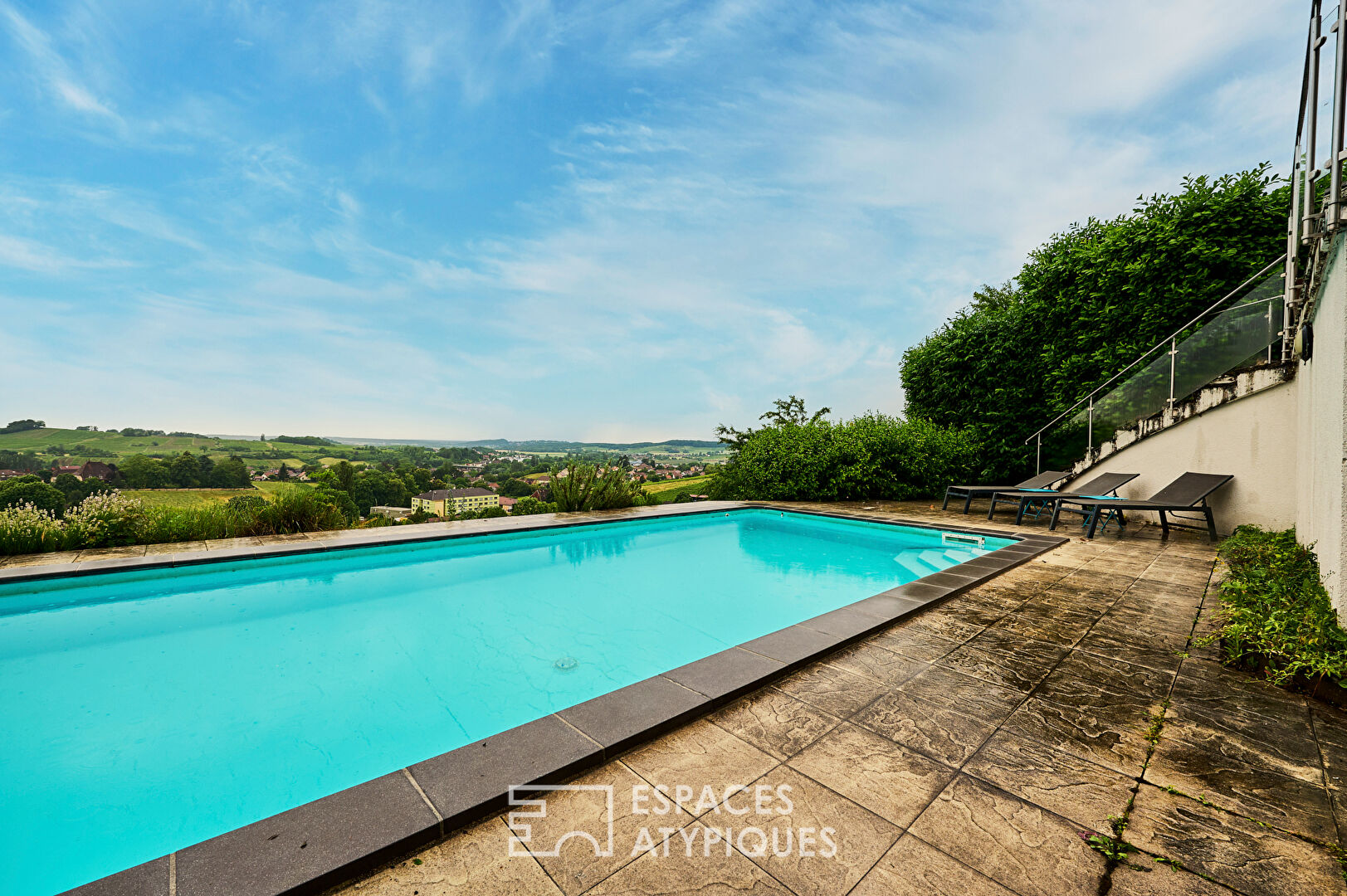 House with swimming pool and exceptional view in the heart of the Jura vineyards
