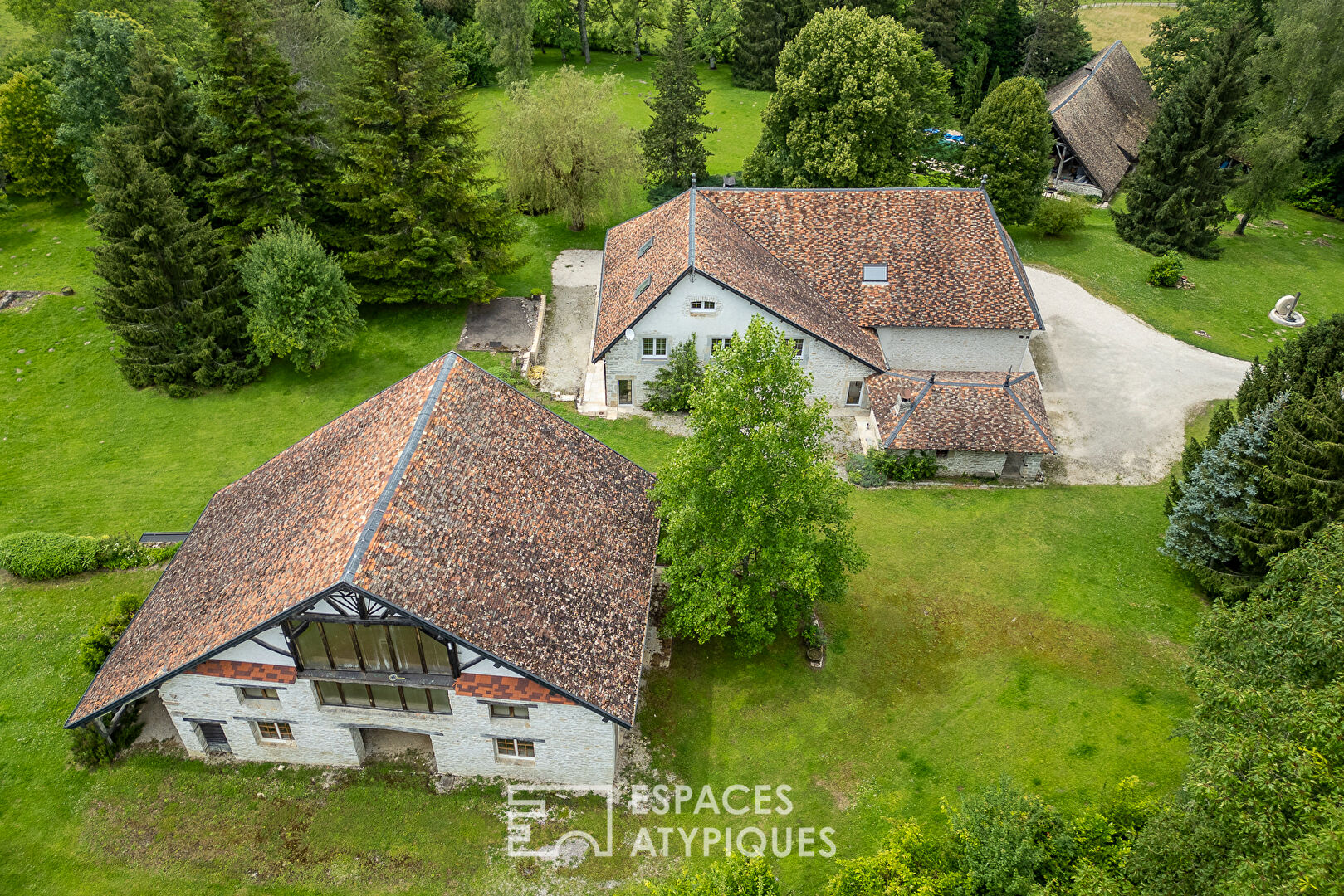 The incredible stone property in its park of more than one hectare