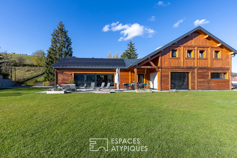 Le chalet contemporain proche de la Suisse avec sa vue dégagée et sa piscine intérieure