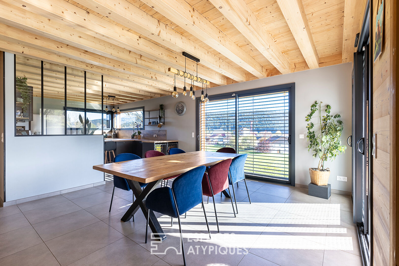 Le chalet contemporain proche de la Suisse avec sa vue dégagée et sa piscine intérieure