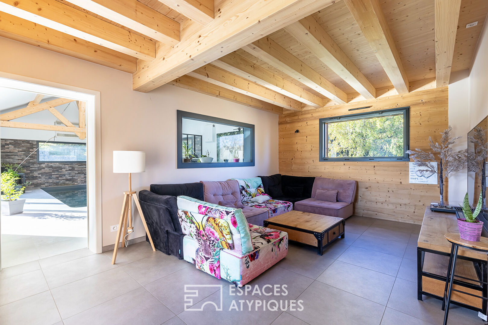 Le chalet contemporain proche de la Suisse avec sa vue dégagée et sa piscine intérieure