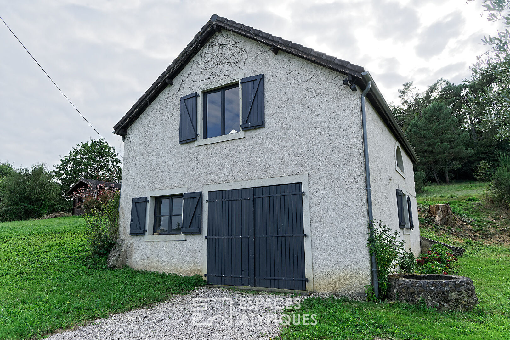 Charmante maison en galets avec piscine et dépendance en pleine nature