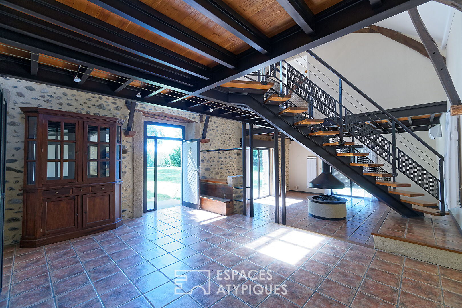 Maison en pierre du 18ème siècle avec vue sur les Pyrénées