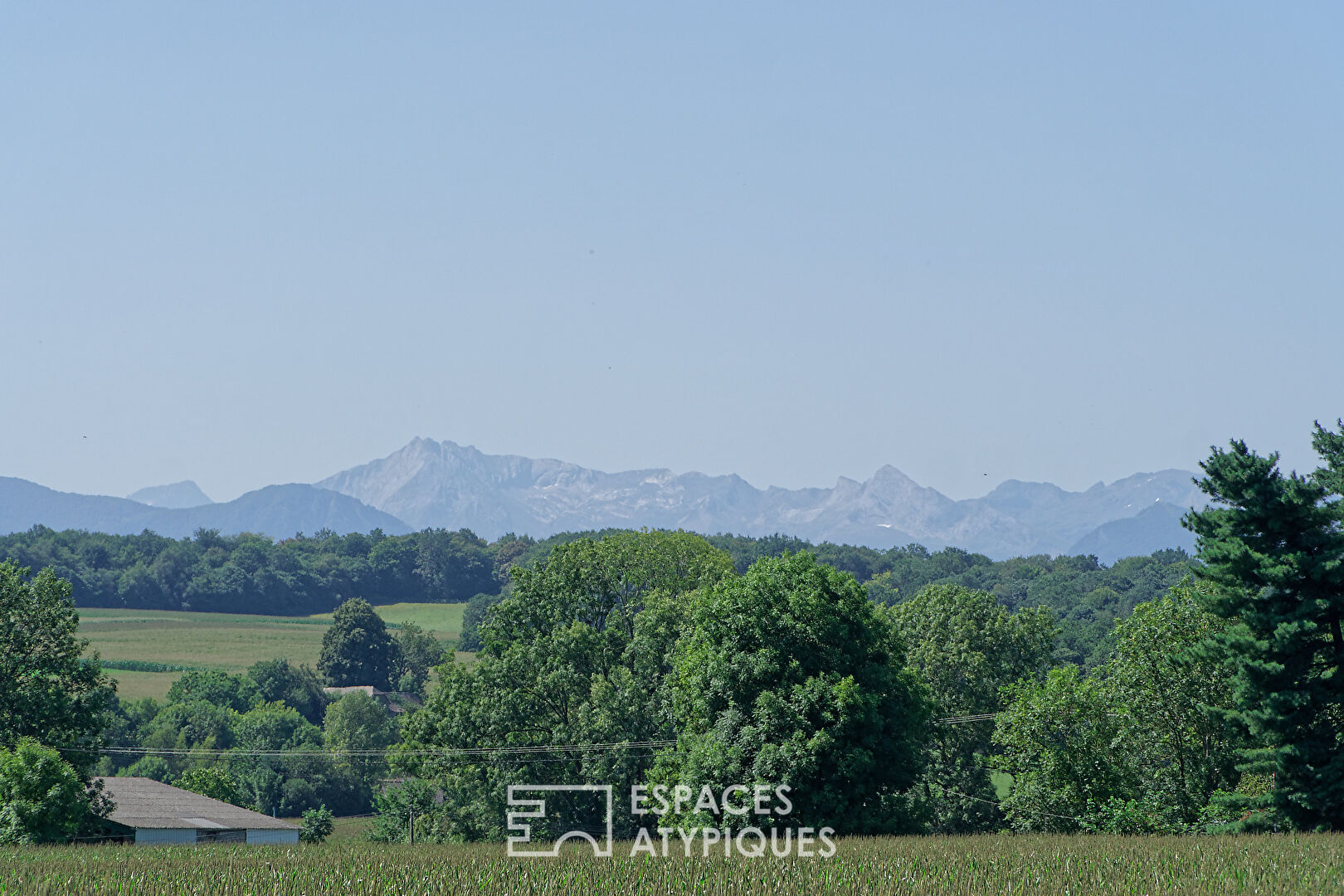 Maison en pierre du 18ème siècle avec vue sur les Pyrénées