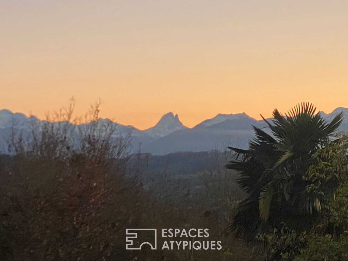 Gentilhommière, édifiée dans un écrin de verdure, face aux Pyrénées