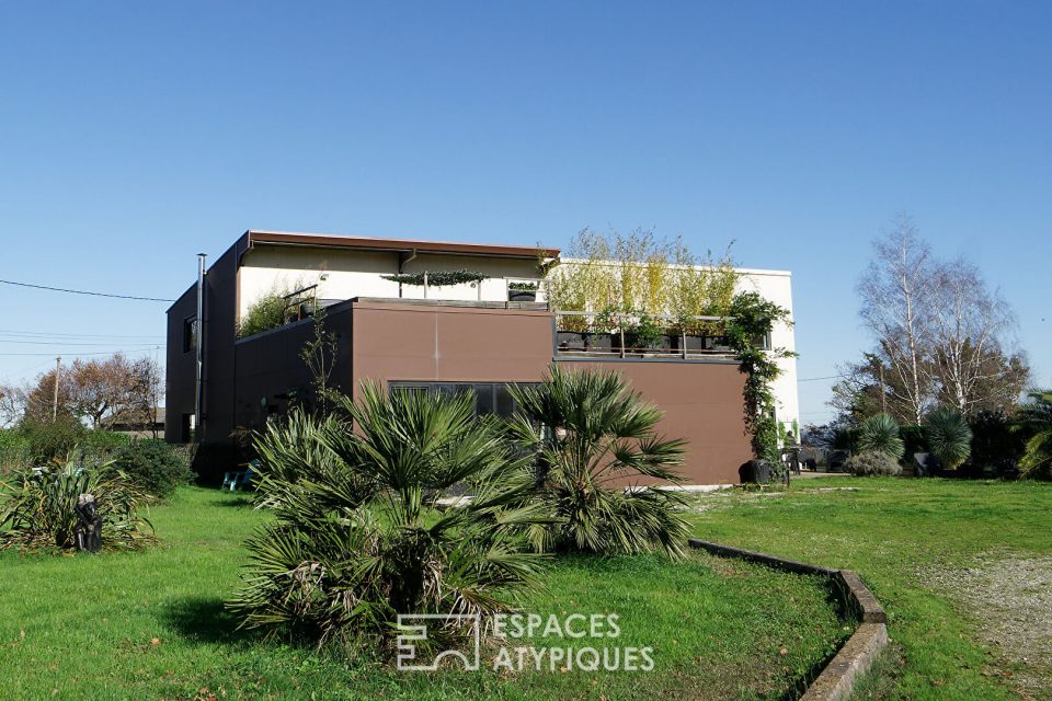 Maison contemporaine à ossature métallique avec vue imprenable sur les montagnes