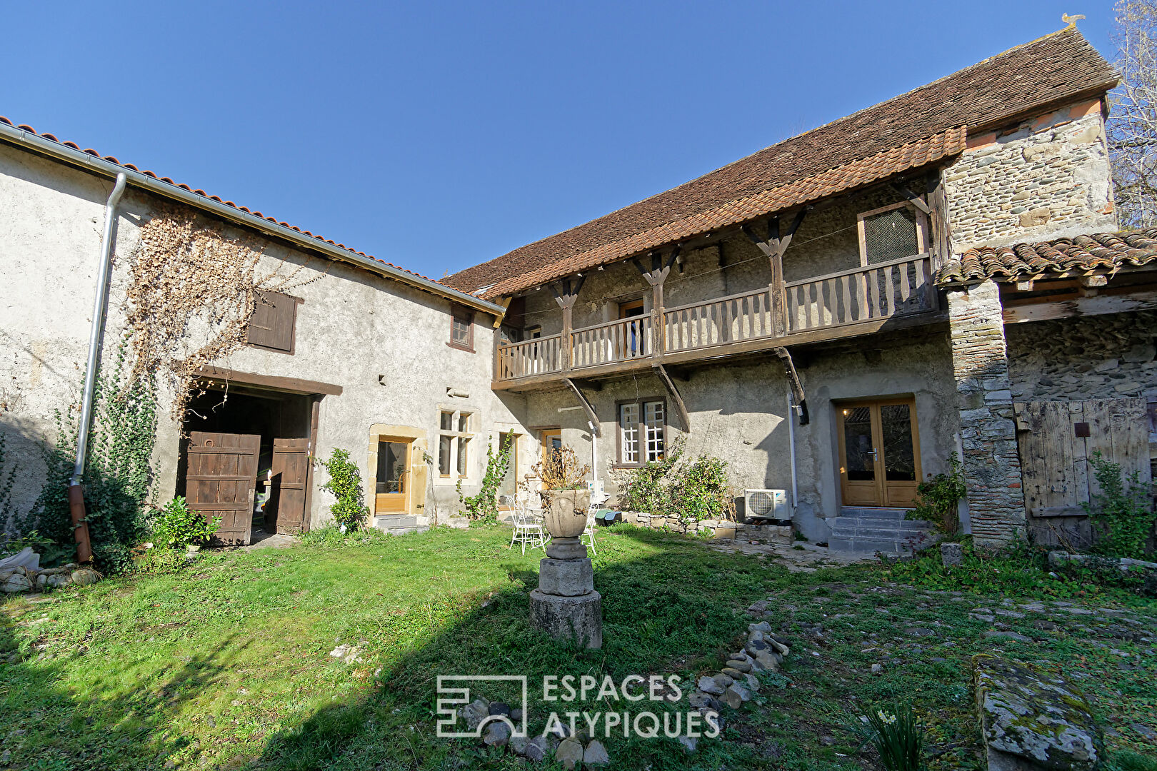 Batisse du XVe au coeur d’un village historique