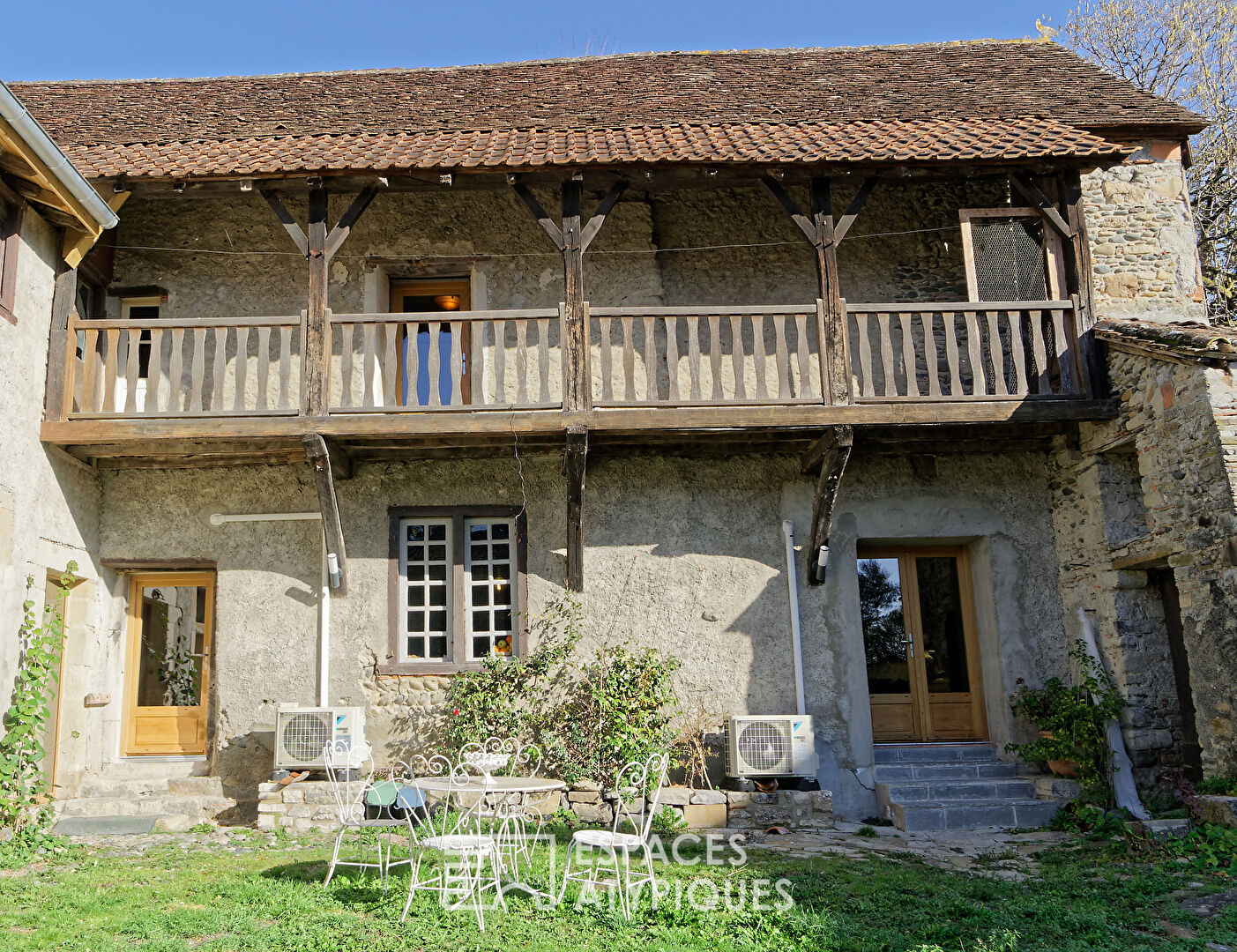 Batisse du XVe au coeur d’un village historique