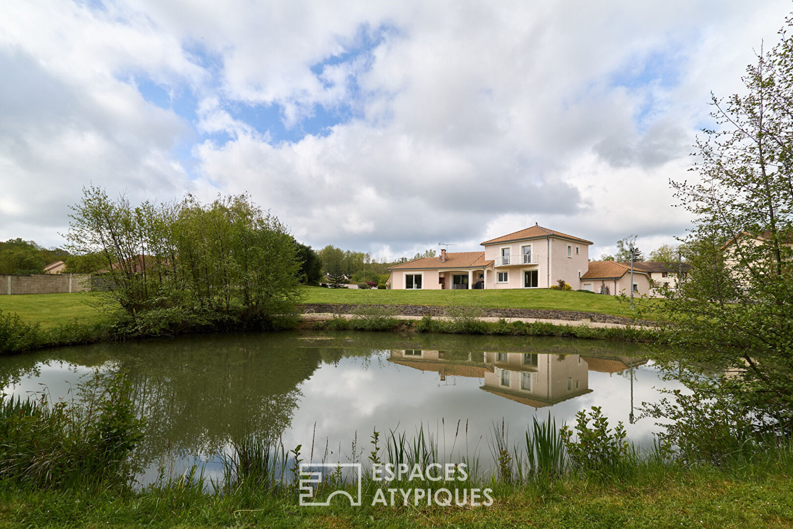 Modern comfortable villa in a park with private pond in Sermaize les Bains.