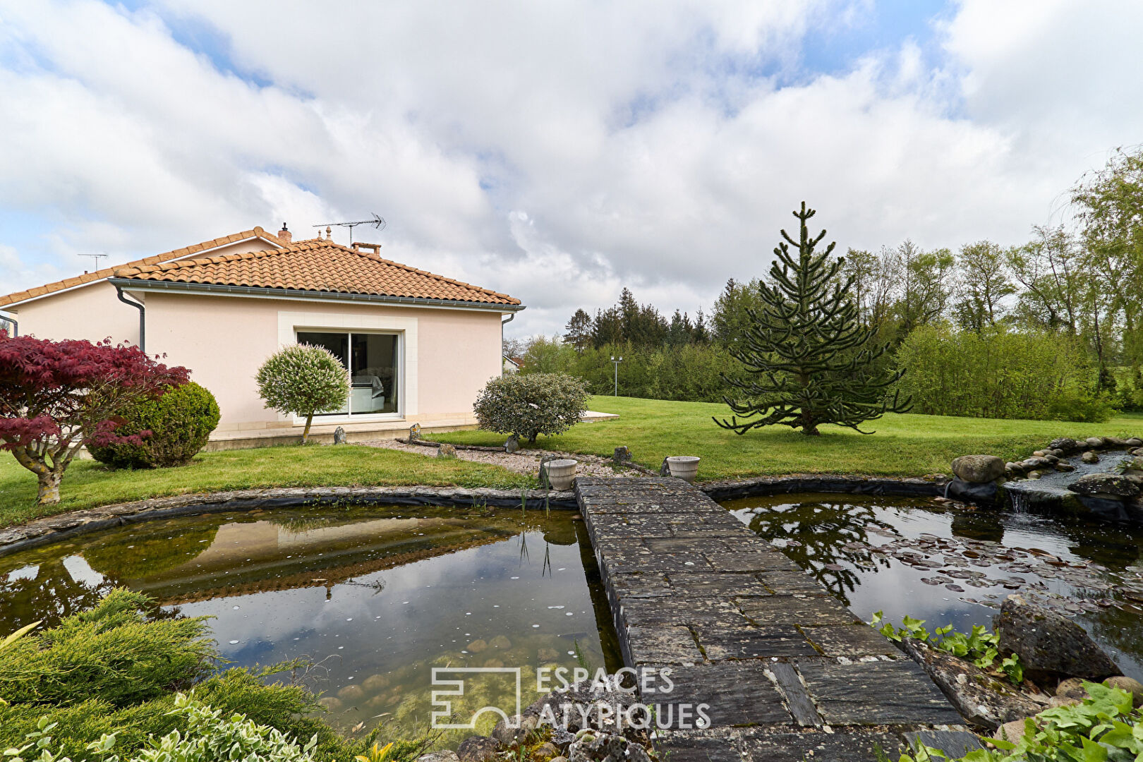 Villa moderne tout confort dans un parc avec étang privé à Sermaize les Bains.