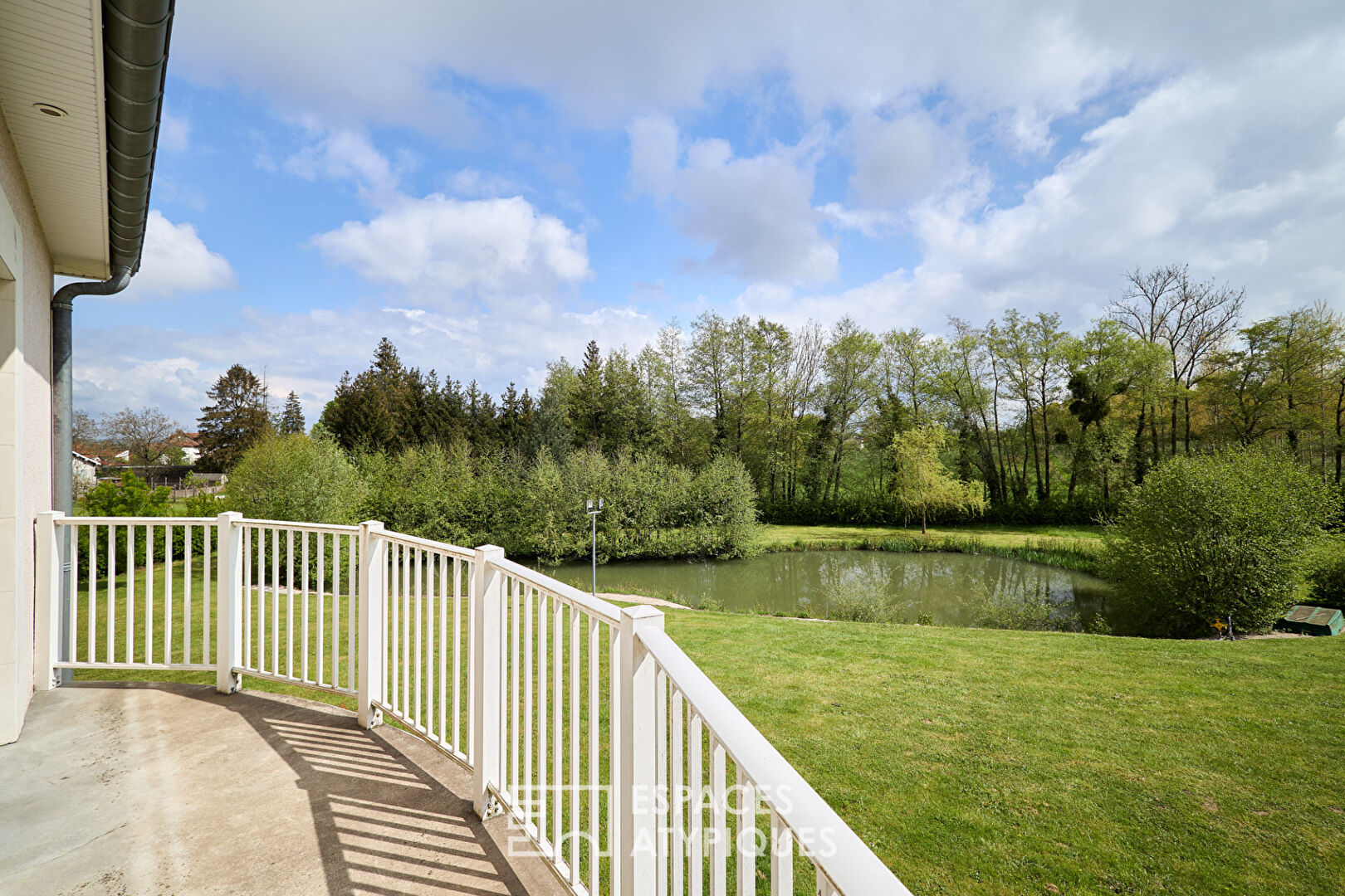 Villa moderne tout confort dans un parc avec étang privé à Sermaize les Bains.