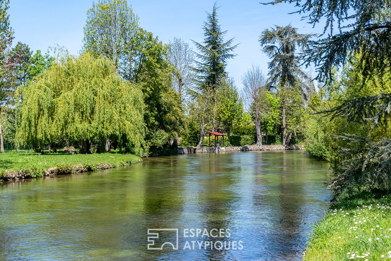 Moulin à blé du 17ème siècle avec dépendances