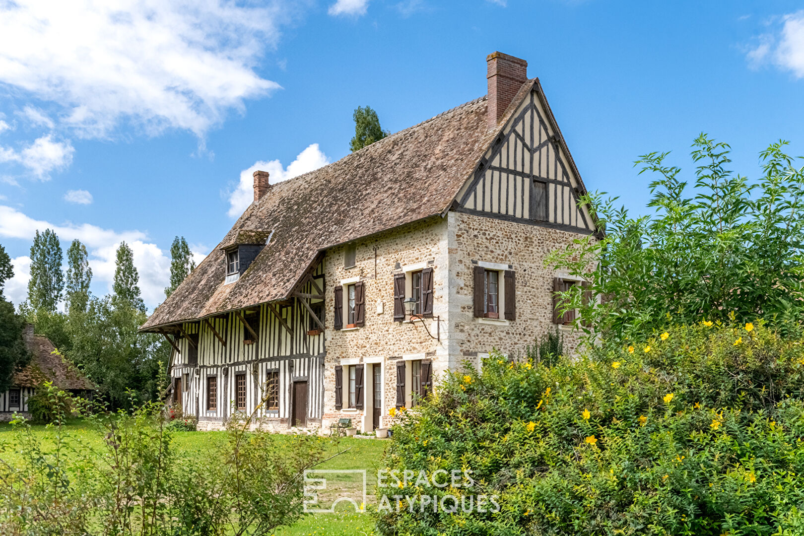 Demeure féodale normande avec corps de ferme