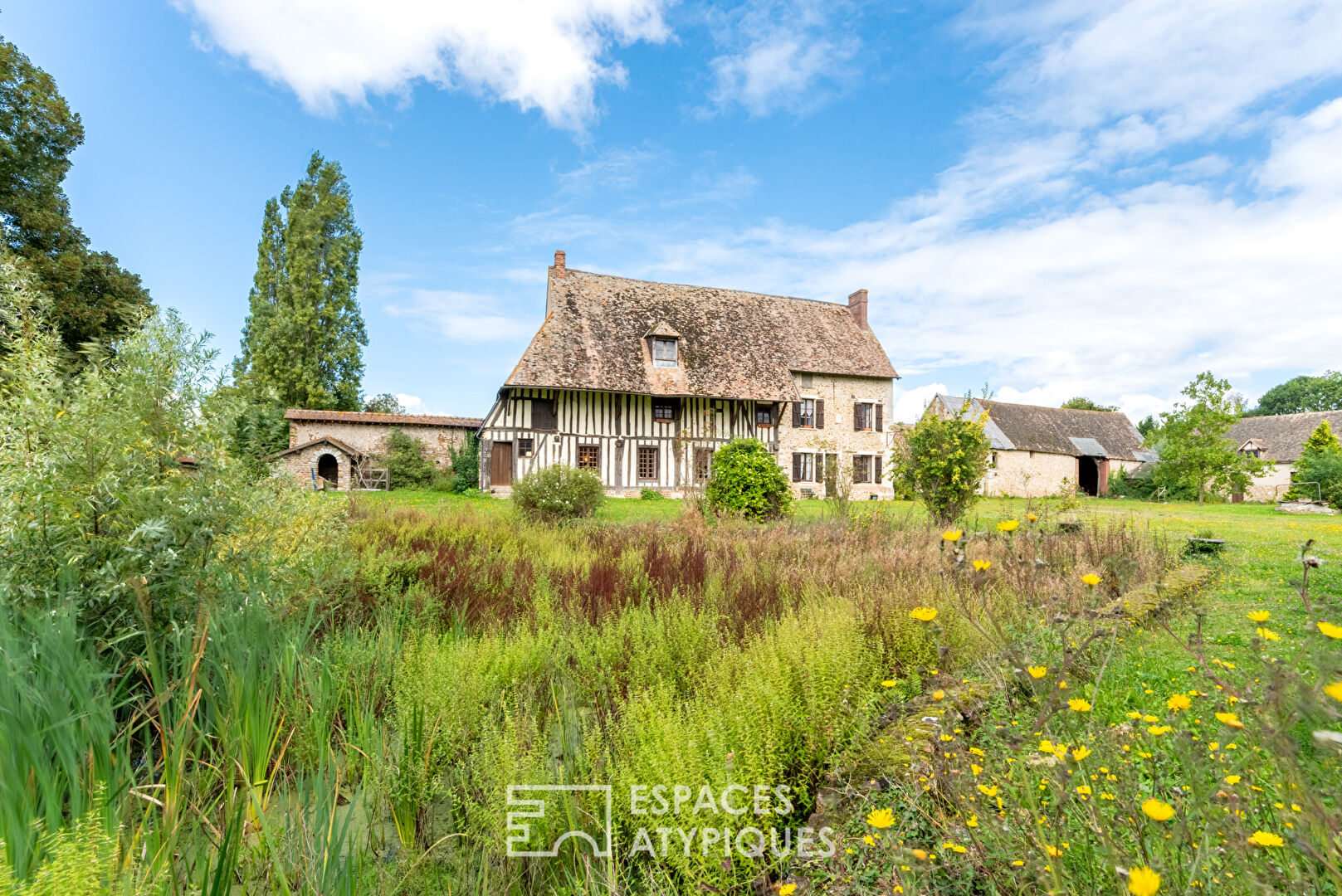 Demeure féodale normande avec corps de ferme