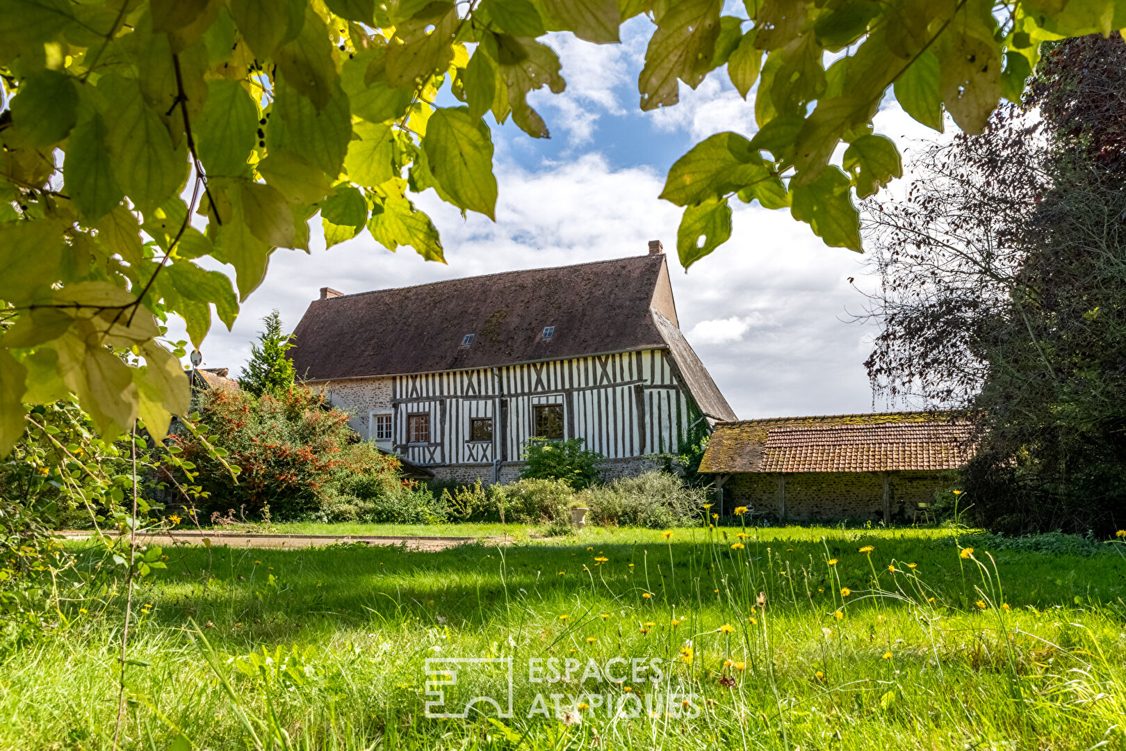 Demeure féodale normande avec corps de ferme