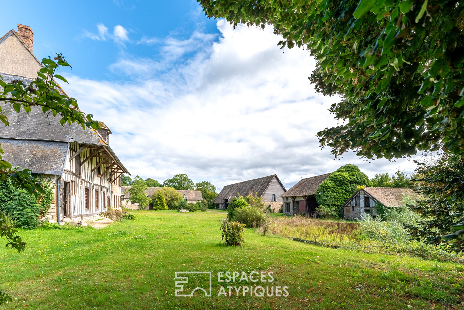 Demeure féodale normande avec corps de ferme