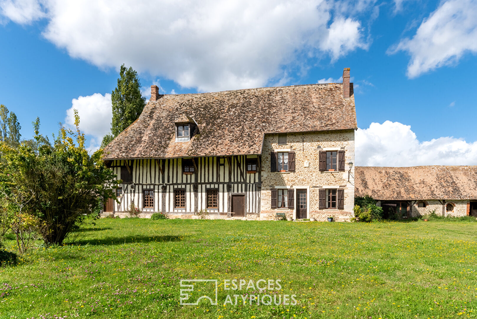 Demeure féodale normande avec corps de ferme