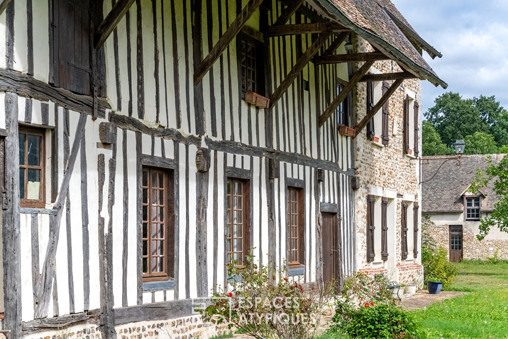 Demeure féodale normande avec corps de ferme