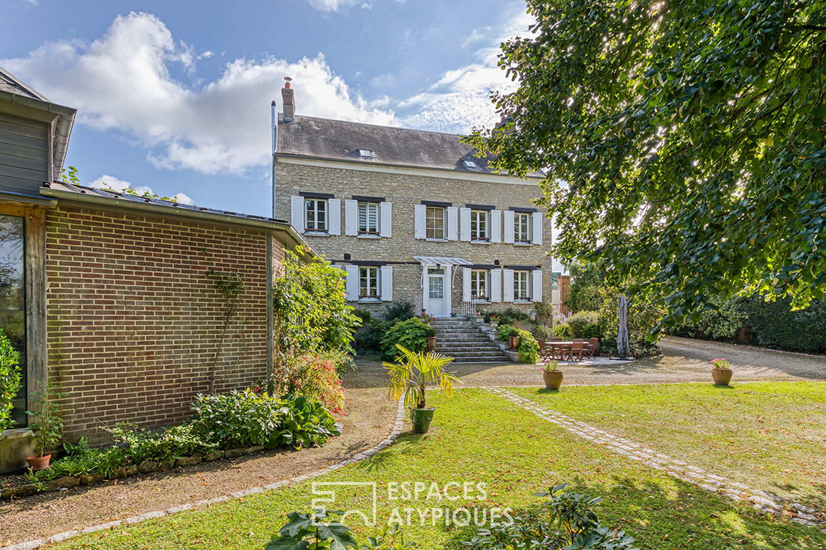 Bourgeois house built in 1852 in the heart of the village