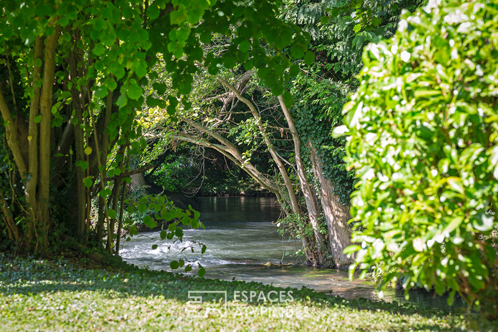 Demeure de maître au bord de l’eau