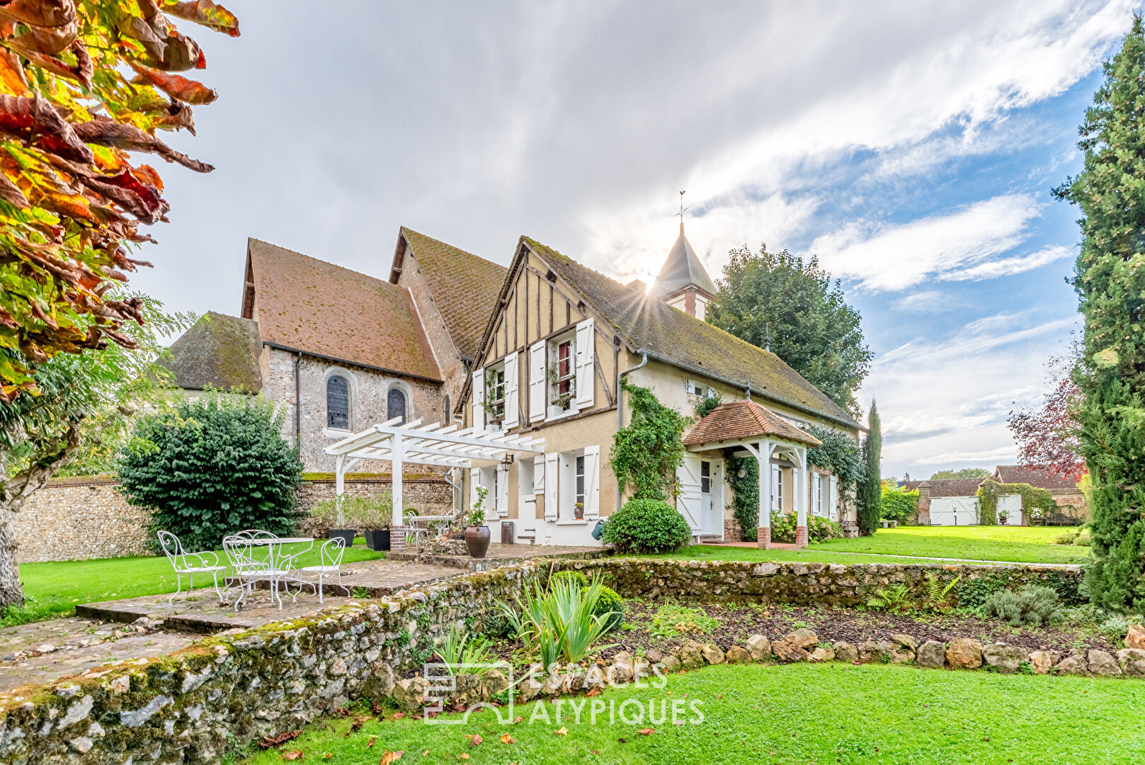 Elegant residence with numerous outbuildings