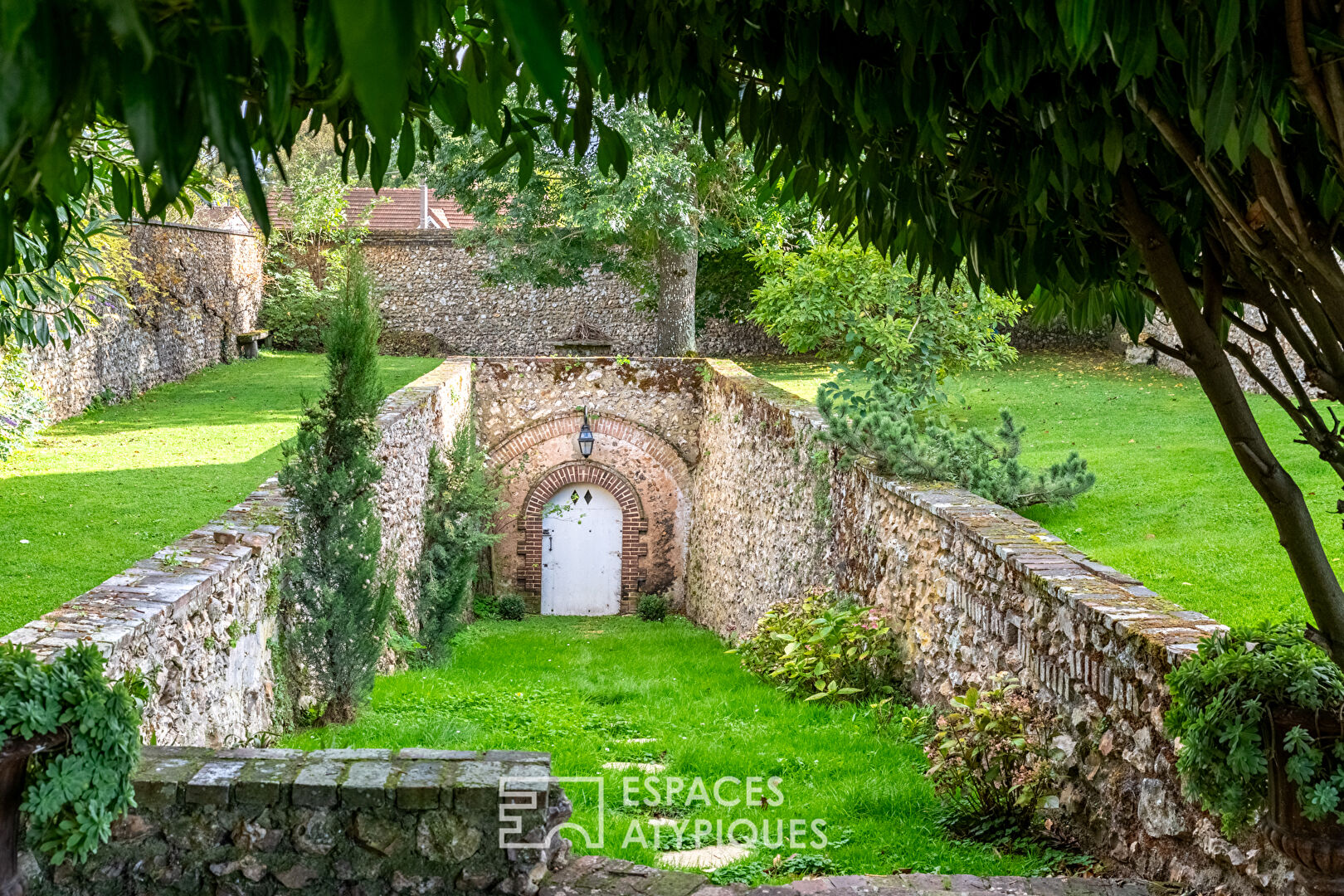 Elegant residence with numerous outbuildings