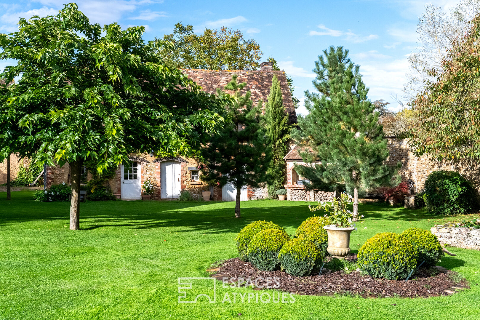 Elegant residence with numerous outbuildings