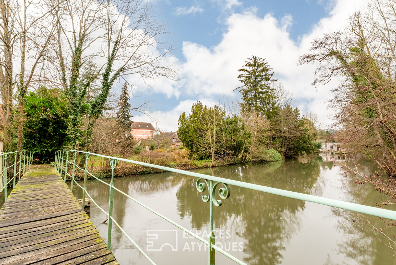 Charming cottage on the banks of the Eure