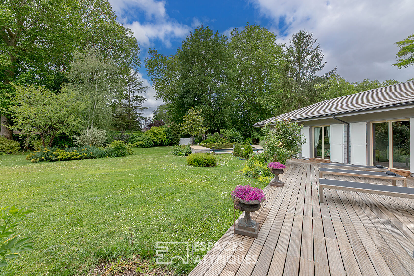 Maison contemporaine ossature bois dans un domaine privé