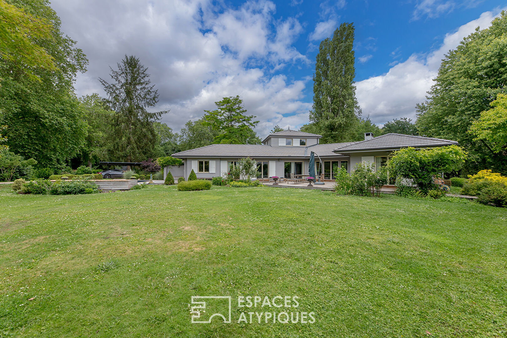 Maison contemporaine ossature bois dans un domaine privé