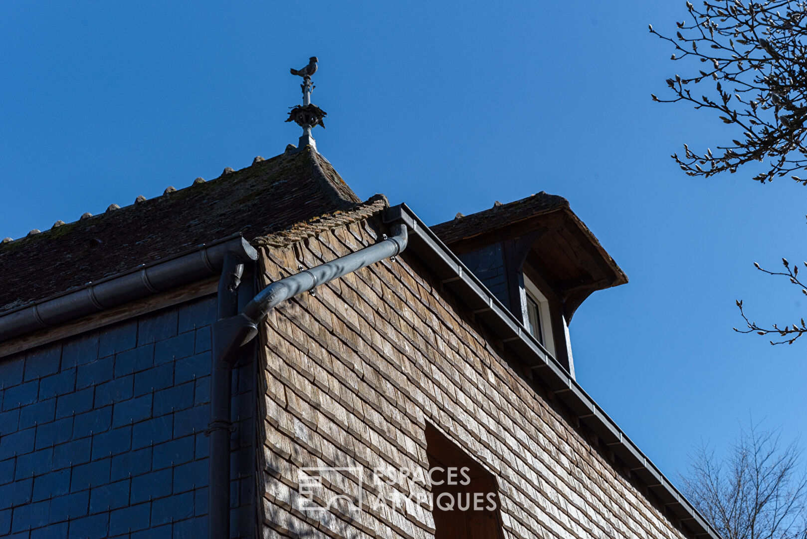 Ancien presbytère au centre d’un village bucolique