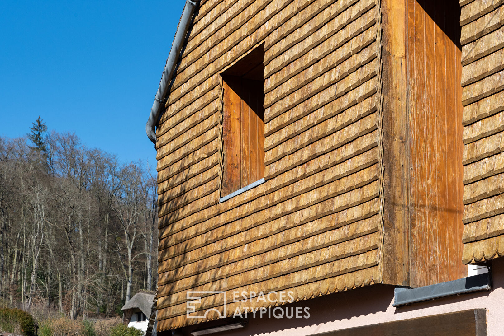 Ancien presbytère au centre d’un village bucolique