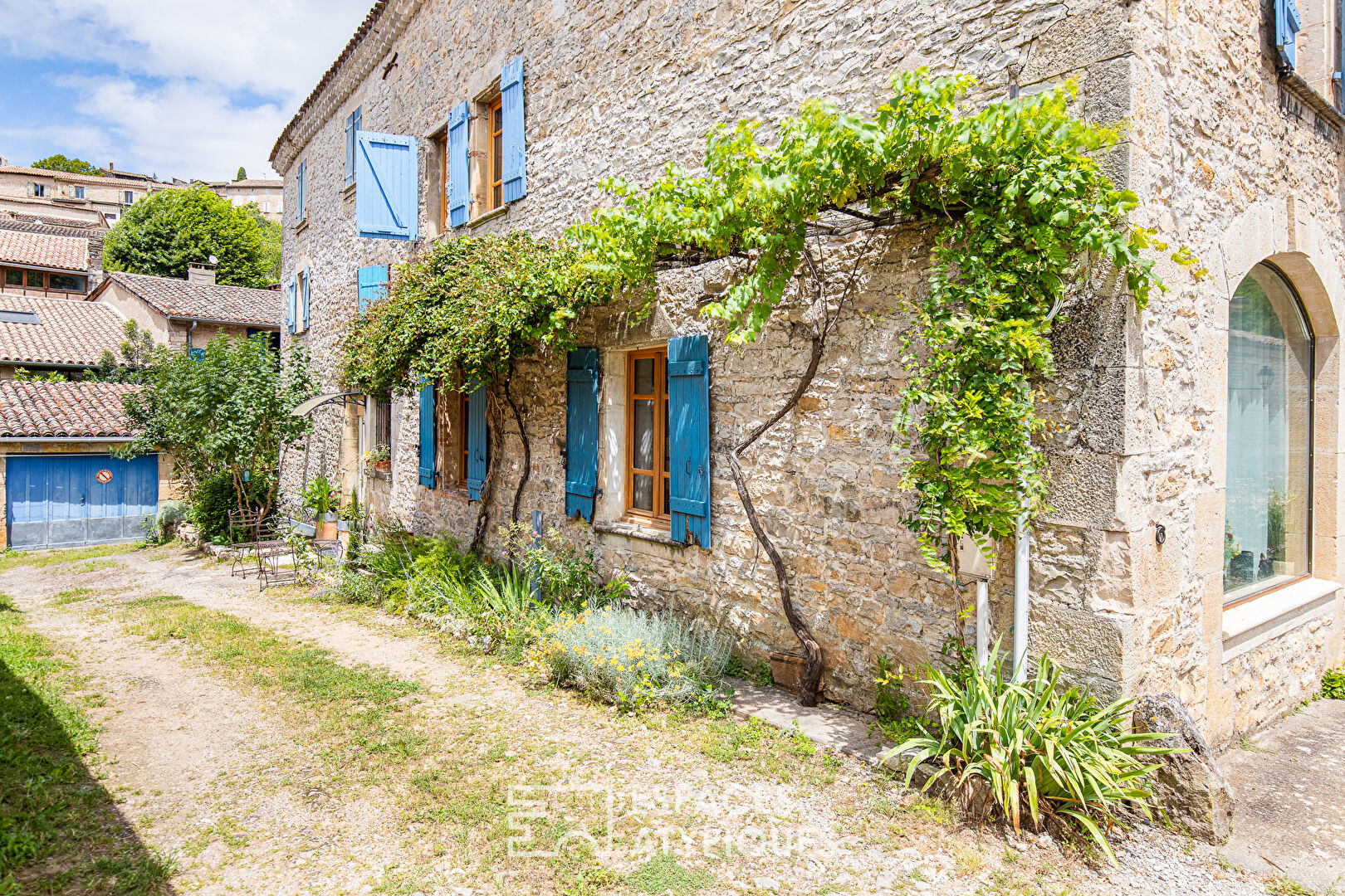 Maison d’hôtes avec jardin au pied d’un des plus “beaux villages de France.”