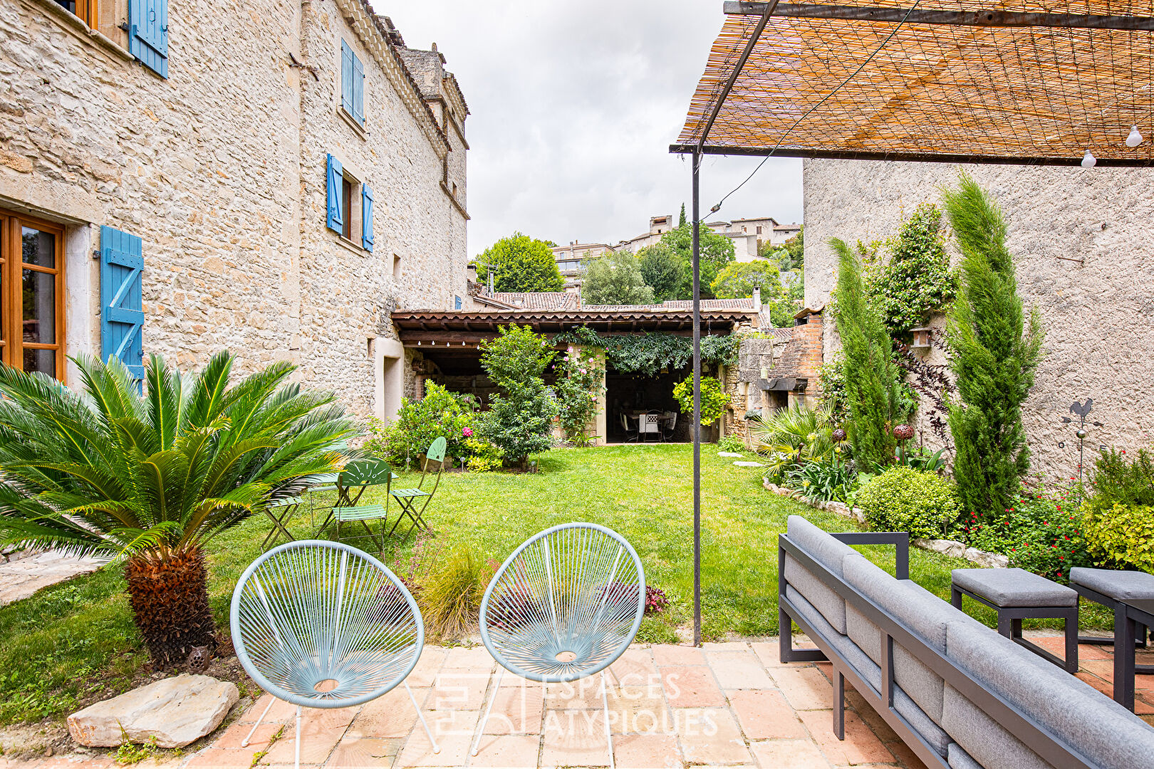 Maison d’hôtes avec jardin au pied d’un des plus “beaux villages de France.”