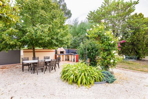 Ancienne ferme rénovée avec grande dépendance, jardin aménagé et proximité des commerces