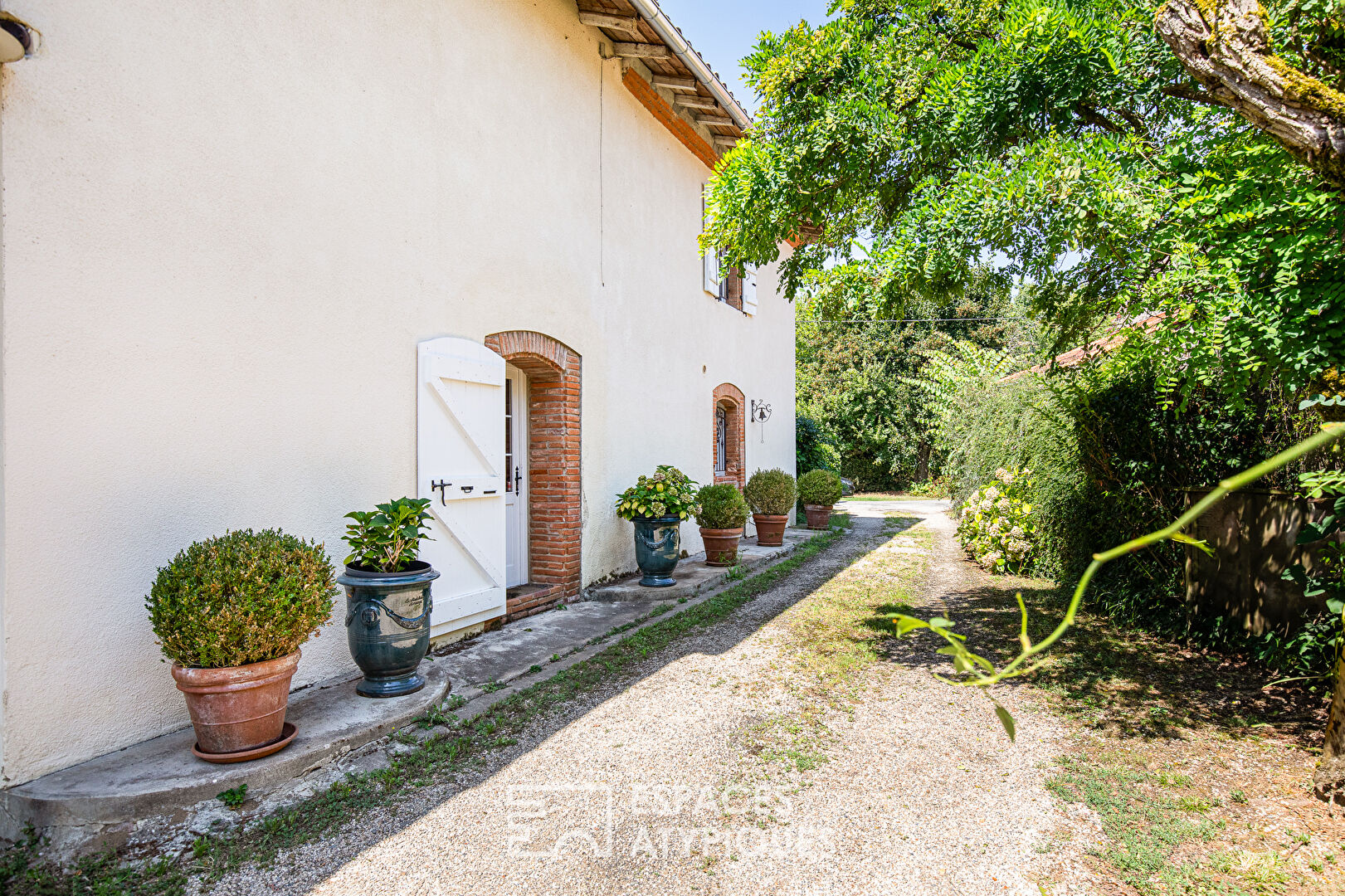 18th century house with swimming pool less than 10 minutes from the city center