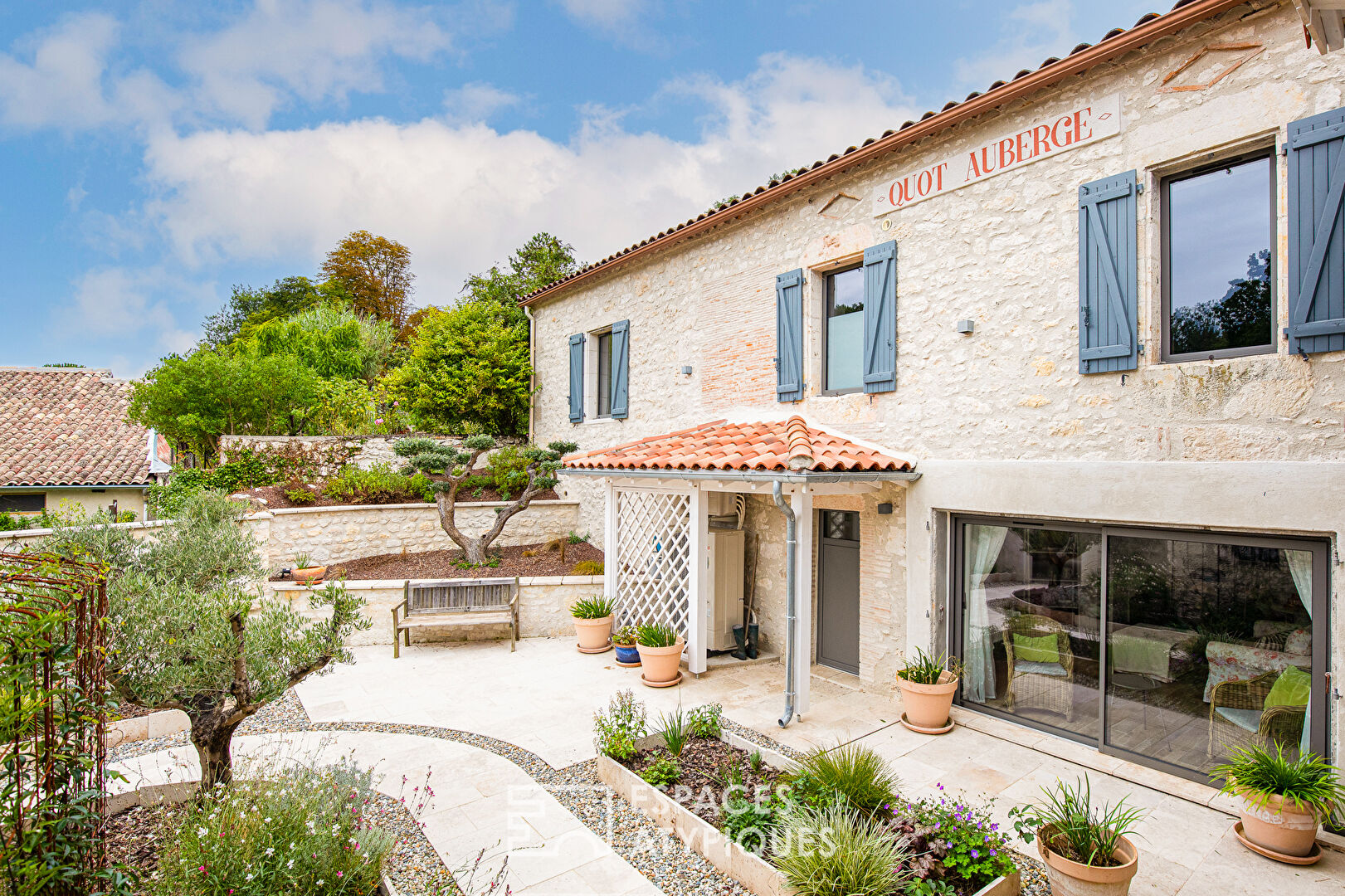 Ancienne auberge restaurée dans un village près de Lauzerte