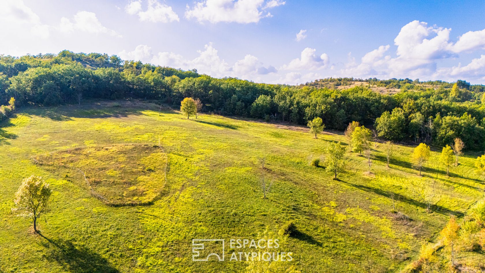 House between woods and meadows on 22 ha in the Lot