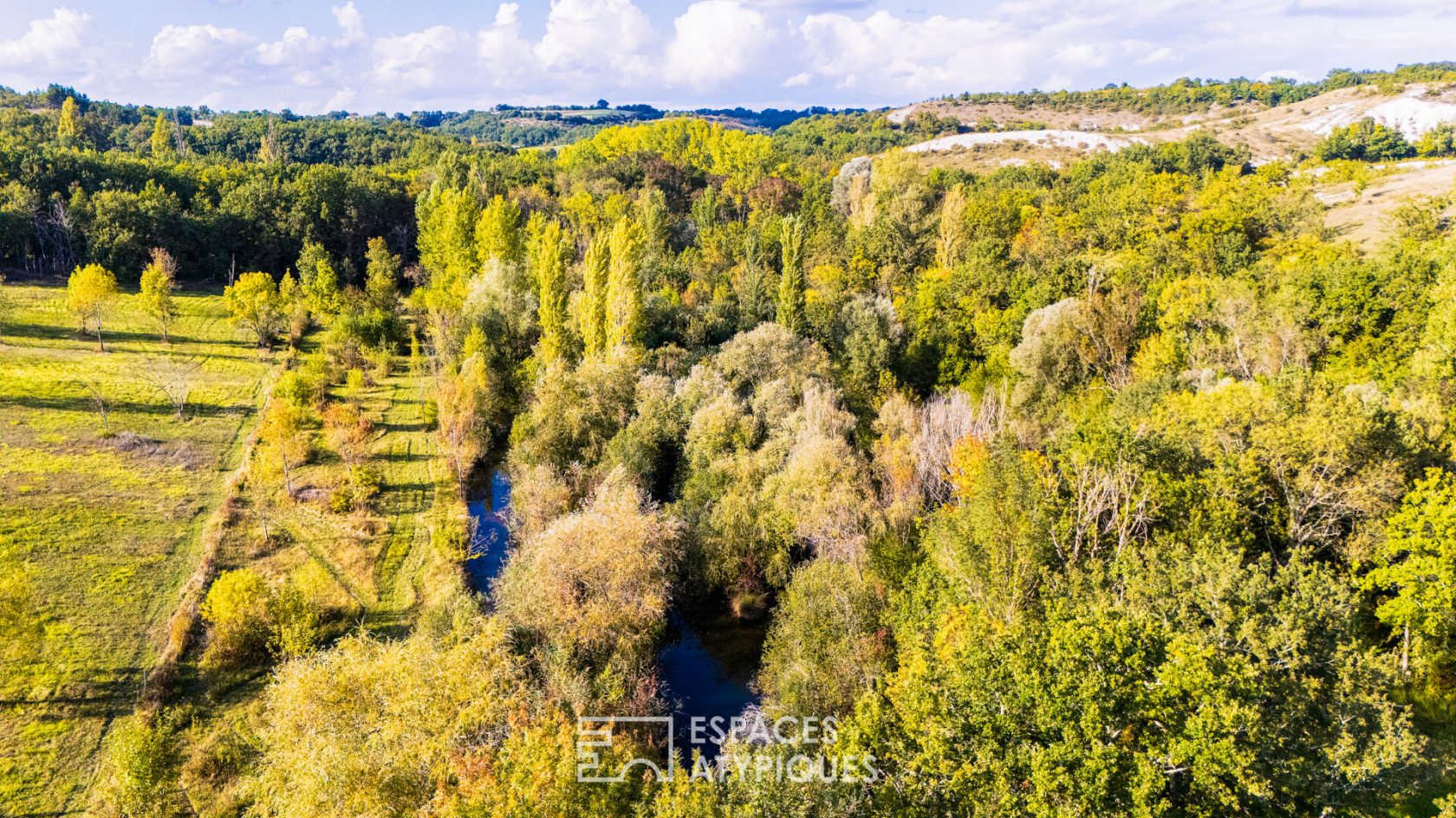 Maison entre bois et prairies sur 22 ha dans le Lot