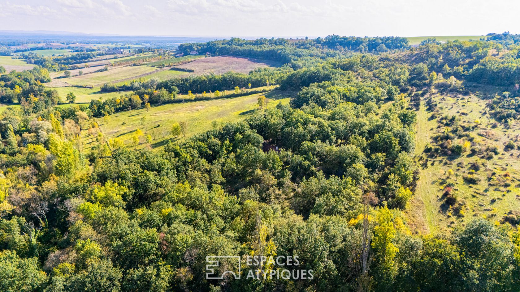 Maison entre bois et prairies sur 22 ha dans le Lot