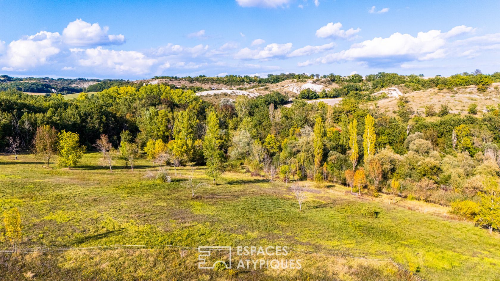 House between woods and meadows on 22 ha in the Lot