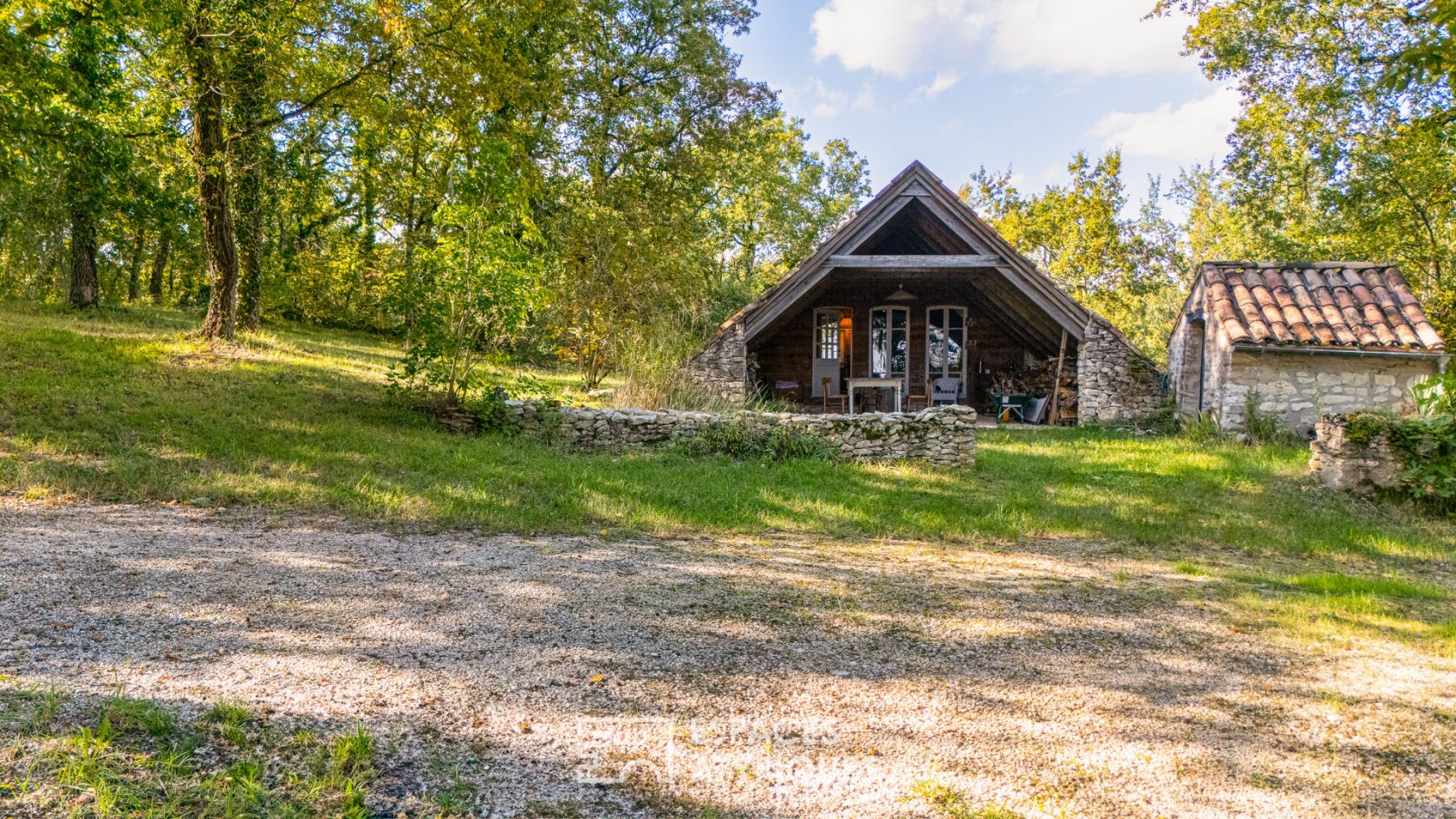 House between woods and meadows on 22 ha in the Lot