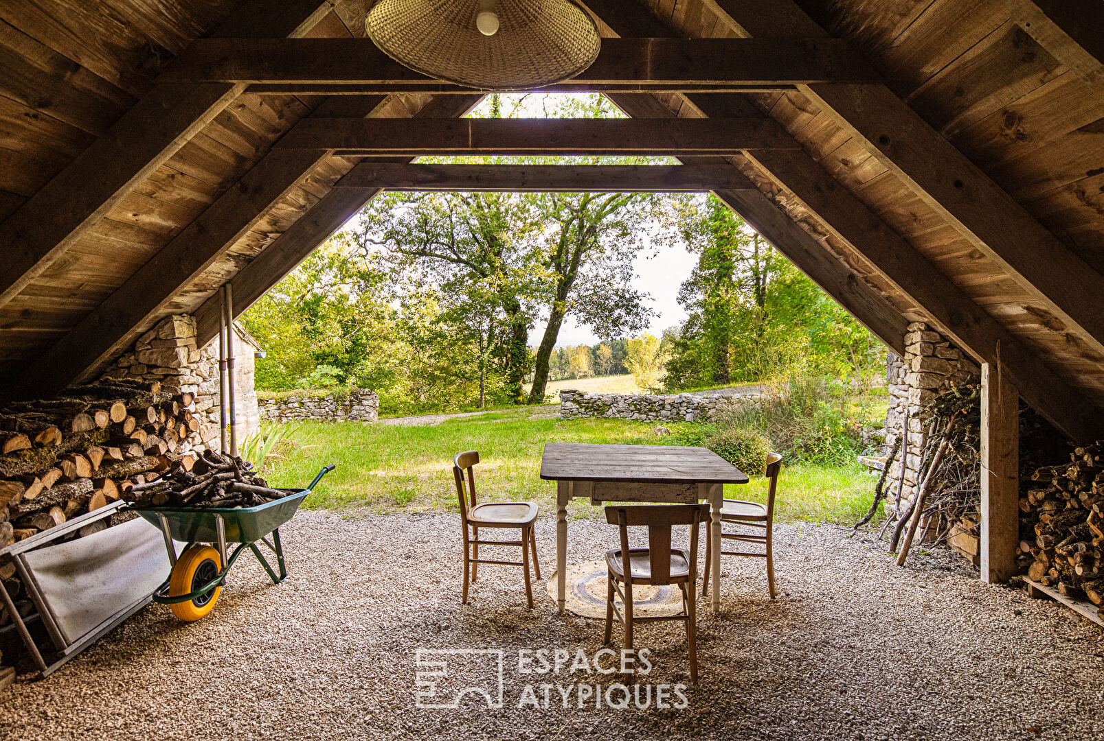 Maison entre bois et prairies sur 22 ha dans le Lot