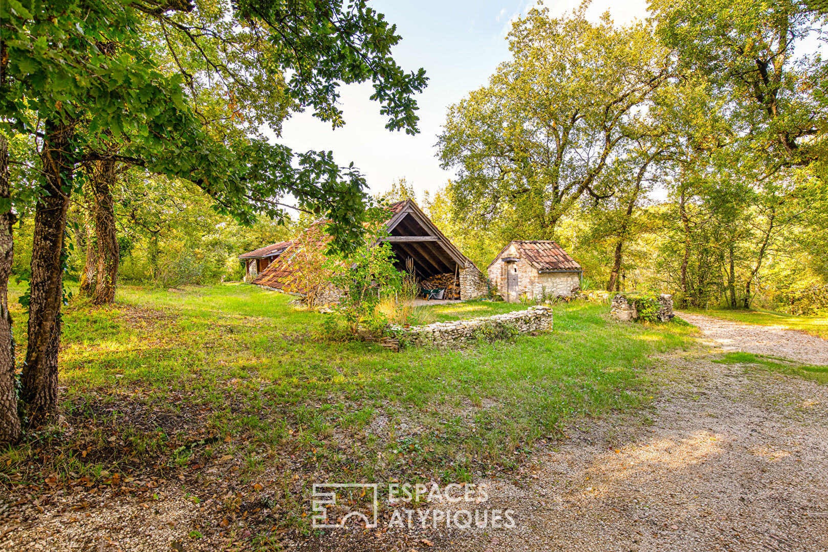 Maison entre bois et prairies sur 22 ha dans le Lot