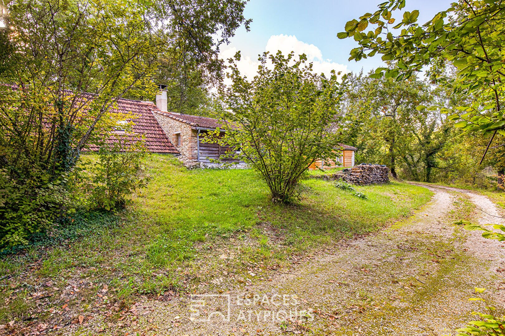 House between woods and meadows on 22 ha in the Lot