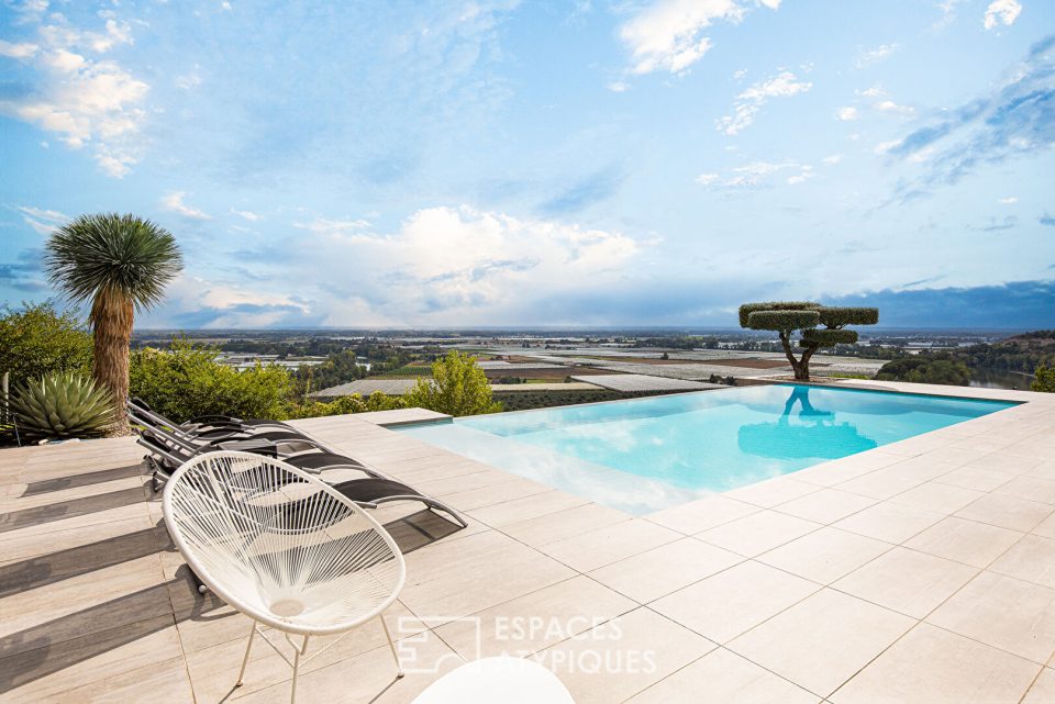 Maison avec piscine à débordement et vue à couper le souffle