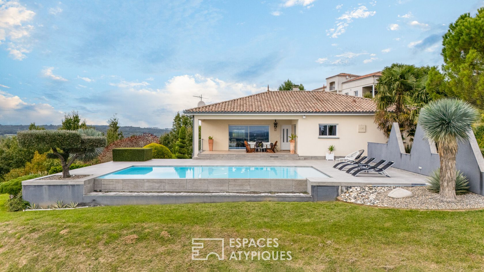 Maison avec piscine à débordement et vue à couper le souffle