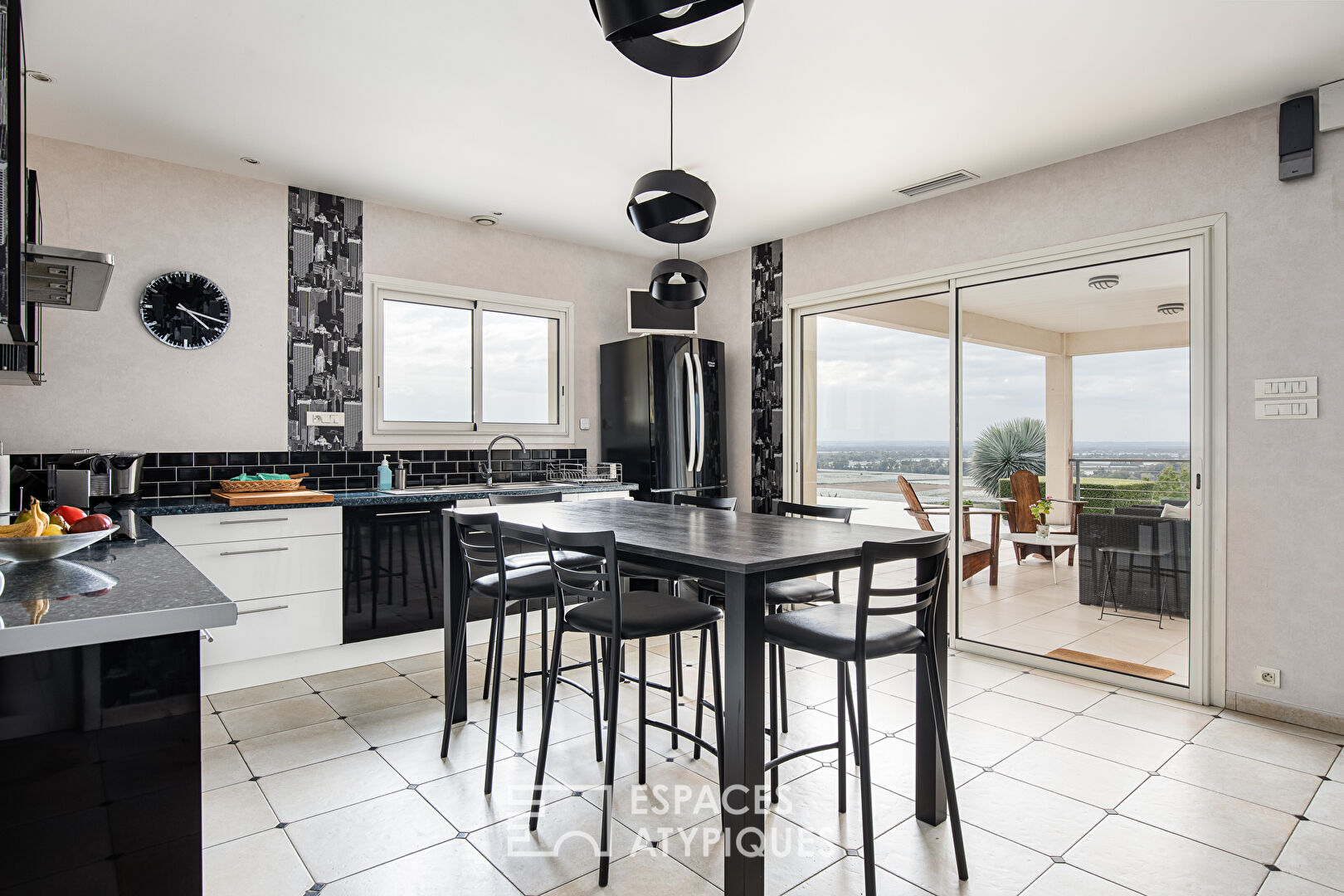 Maison avec piscine à débordement et vue à couper le souffle