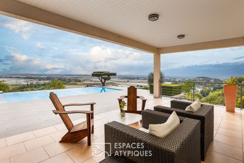 Maison avec piscine à débordement et vue à couper le souffle